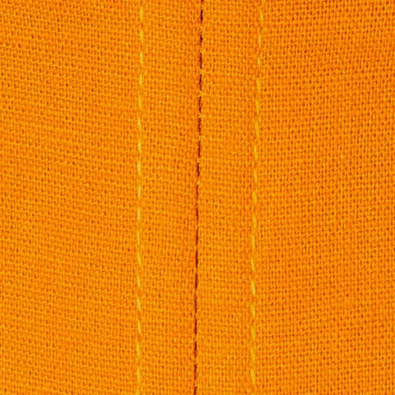 Acercamiento-al-tejido-del-vestido-corto-corse-mostrando-la-textura-y-las-costuras-en-tono-naranja-vibrante.