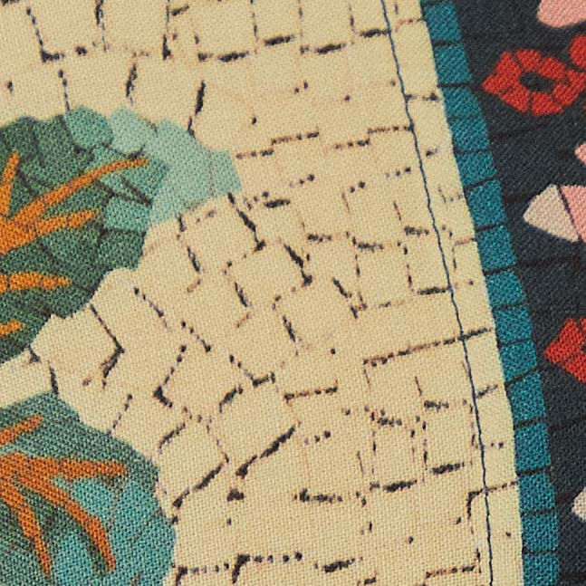Imagen-en-detalle-del-tejido-del-vestido-mostrando-el-patron-floral-en-mosaico-con-detalles-vibrantes.