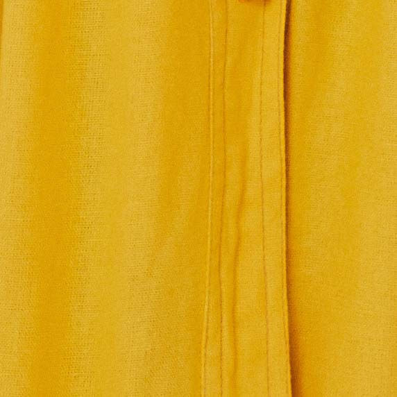 Detalle-de-la-tela-amarilla-de-la-falda-cropped-con-cortes-diagonales.