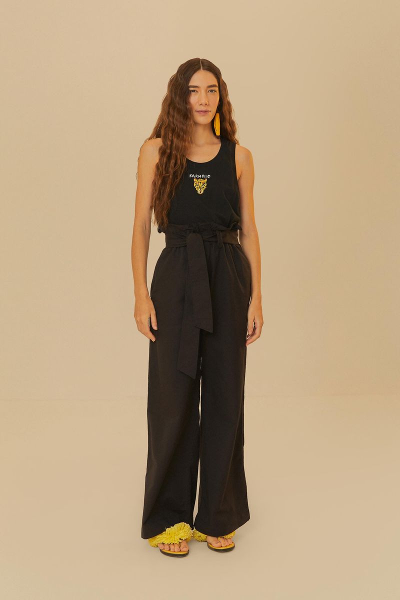 Modelo-usando-pantalon-negro-con-corte-recto-y-banda-ajustable-en-la-cintura-combinado-con-un-top-negro.