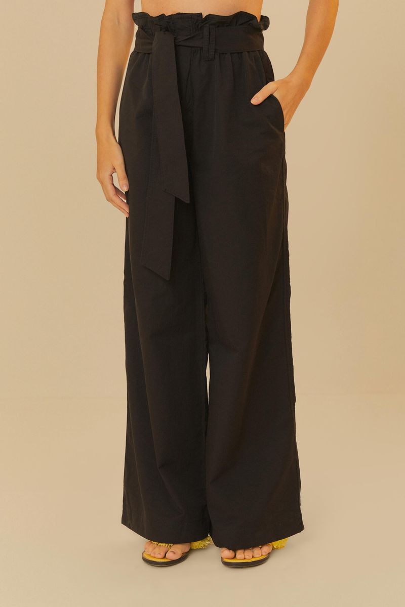 Detalle-del-pantalon-negro-mostrando-la-banda-ajustable-en-la-cintura-y-el-corte-recto.