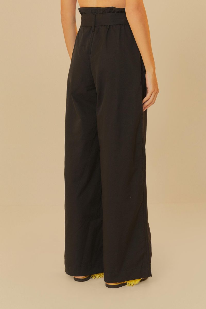 Vista-trasera-del-pantalon-negro-con-corte-recto-y-bajo-aplicado.