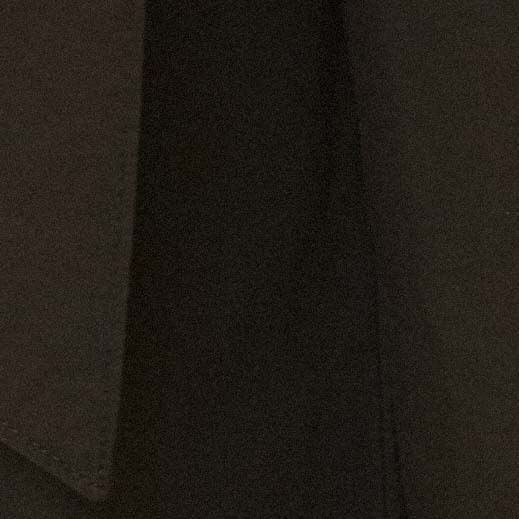 Detalle-cercano-del-bajo-aplicado-del-pantalon-negro.