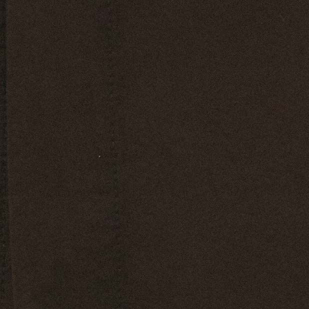 Detalle del tejido negro de la falda larga mostrando su textura.