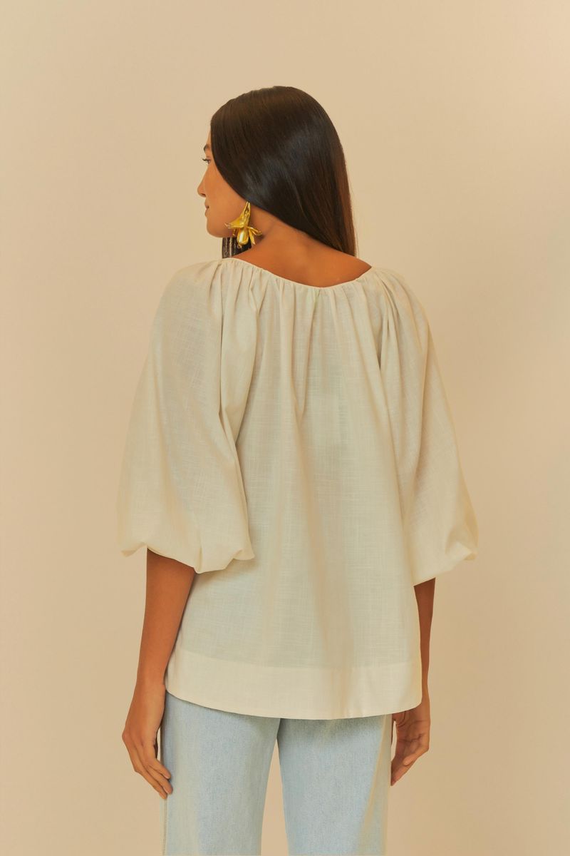 Camisa-larga-de-algodon-con-escote-en-V-y-mangas-voluminosas-vista-trasera.