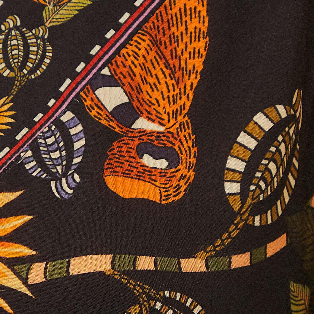 Detalle-del-estampado-botanico-con-elementos-de-follaje-y-serpiente.
