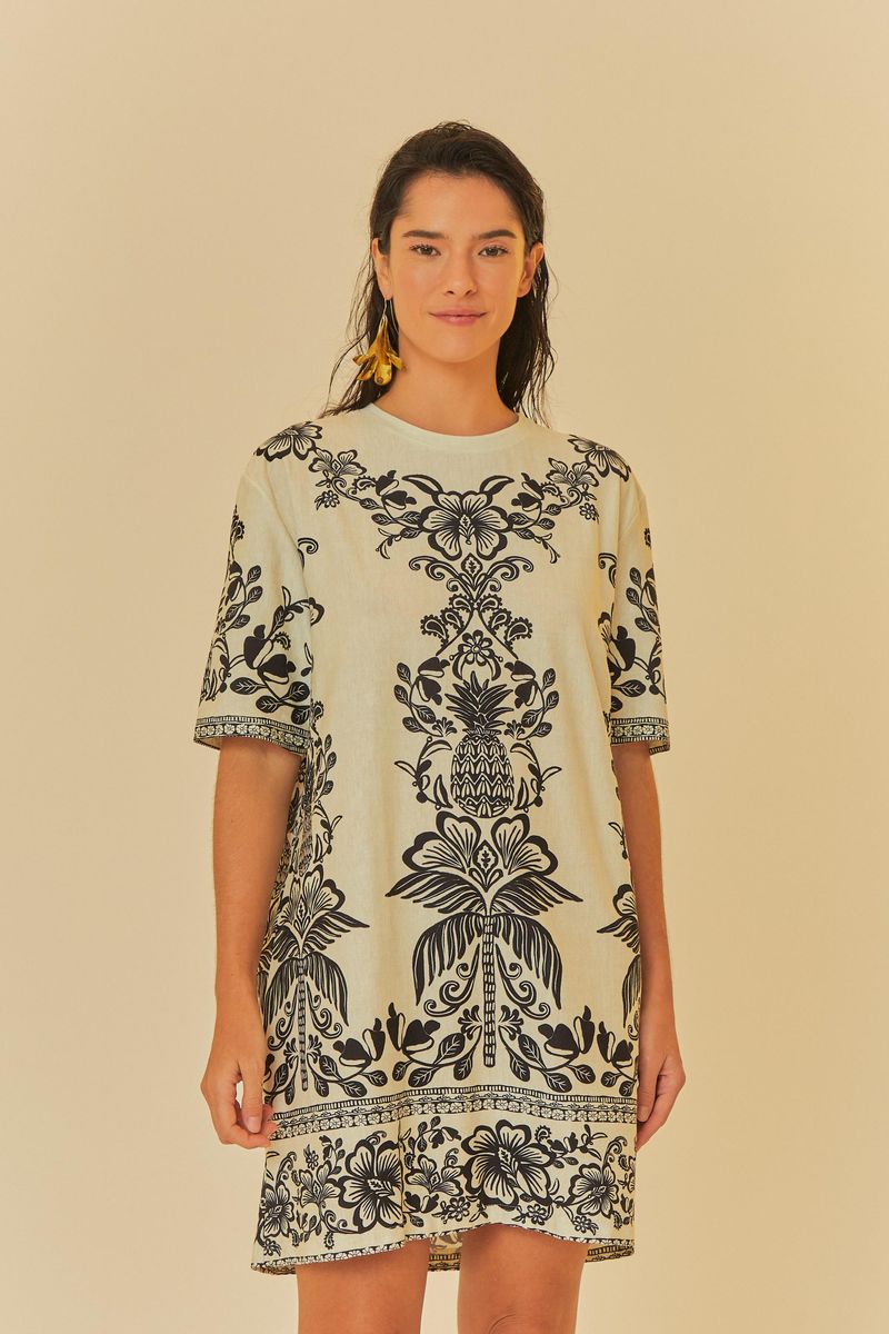 Vestido estilo camiseta con estampado original, vista frontal.
