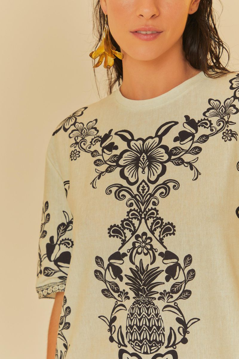Detalle del cuello redondo y estampado floral del vestido.