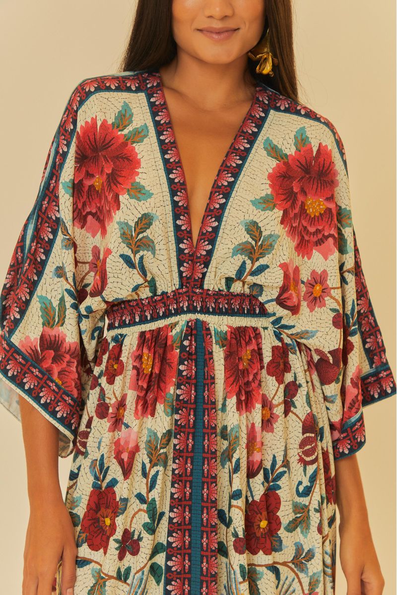 Imagen-detallada-del-escote-en-V-del-vestido-con-estampado-floral.