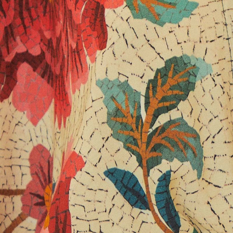 Imagen-detallada-del-estampado-floral-en-mosaico-del-vestido.