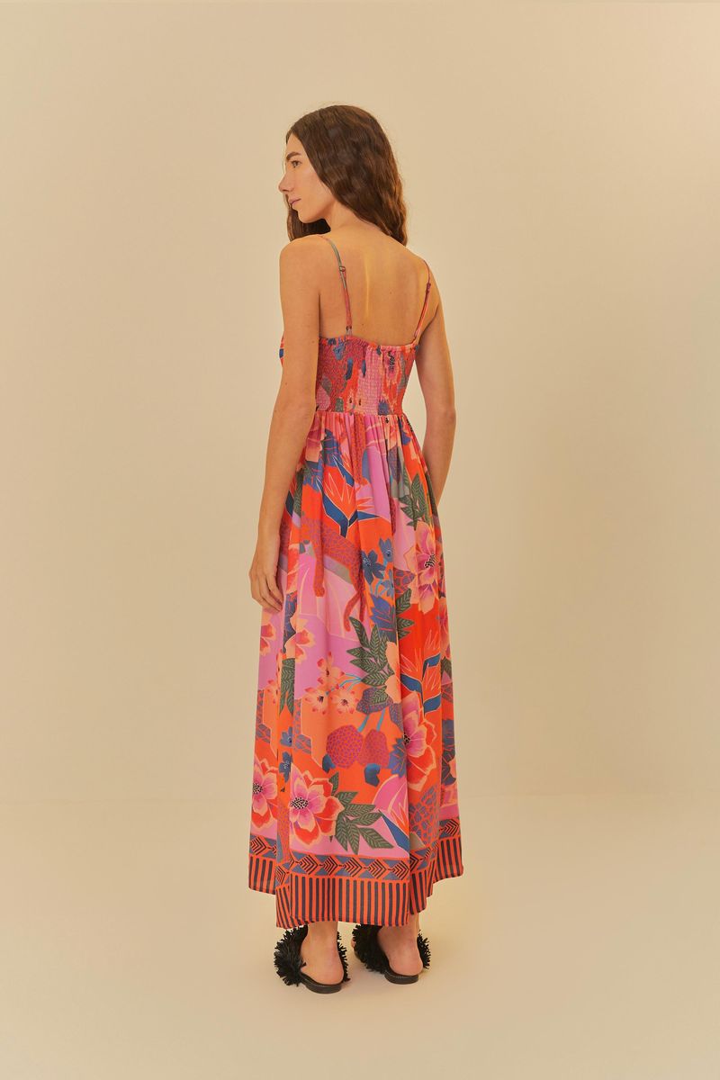 Acercamiento del escote corazón del vestido estampado con tiras delgadas.