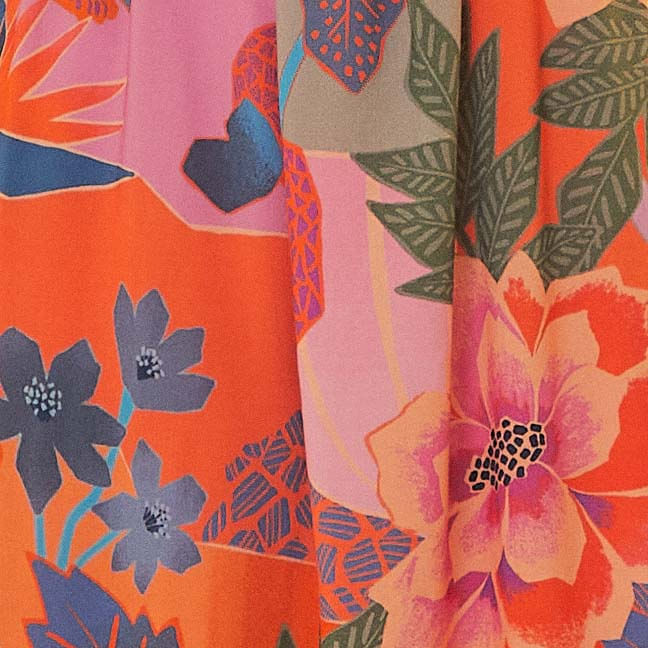 Vista-trasera-del-vestido-largo-estampado-con-tiras-delgadas-y-patron-floral.
