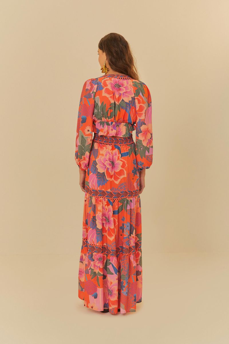 Vista trasera de la falda midi estampada, mostrando el diseño completo.