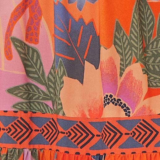 Detalle-del-estampado-floral-y-botanico-de-la-falda-midi-con-colores-vibrantes.