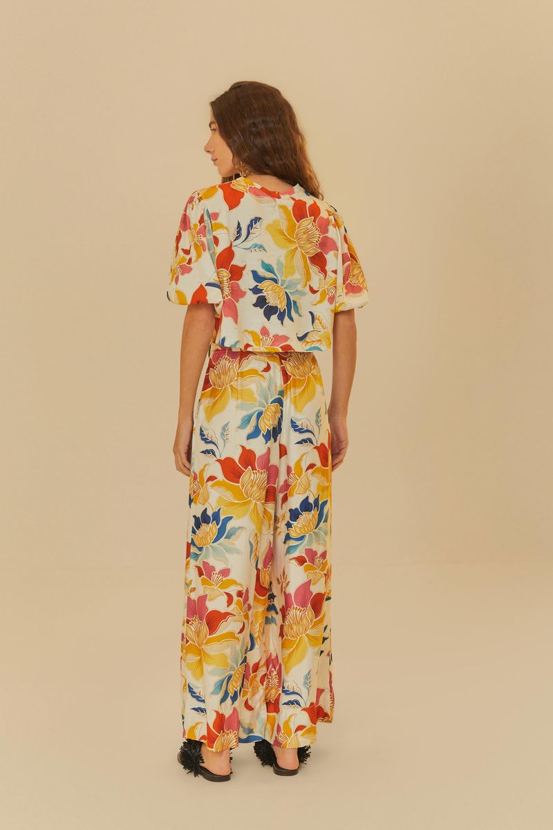 Vista-trasera-del-pantalon-pantalona-floral-Majestoso-mostrando-el-ajuste-fluido.