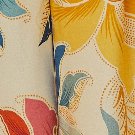 Primer-plano-del-estampado-floral-tropical-del-pantalon-pantalona-Majestoso.