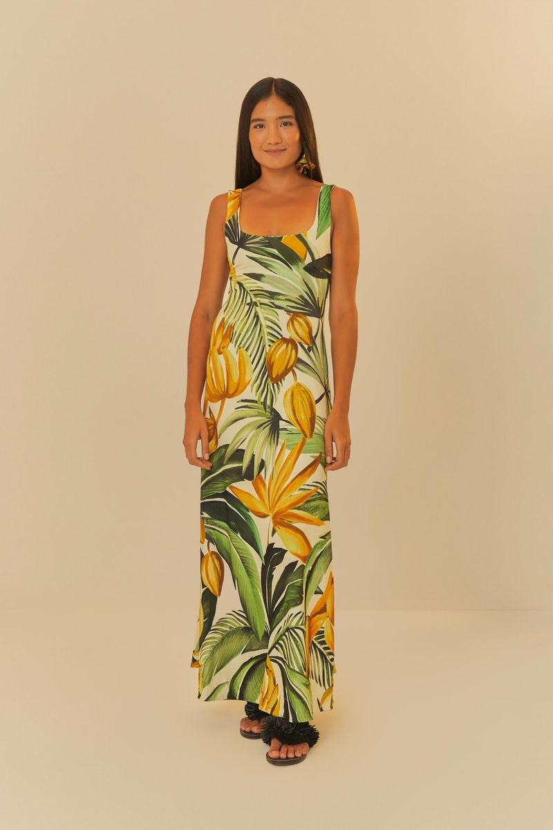 Vestido midi con estampado tropical de bananos y follajes, modelo de frente.