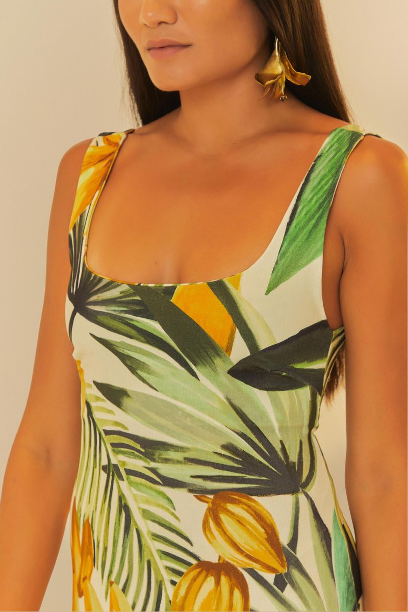 Detalle del escote cuadrado y tirantes anchos del vestido midi tropical.