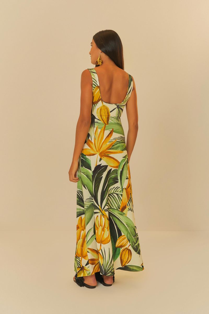 Vista trasera del vestido midi con estampado tropical, destacando el caimiento.