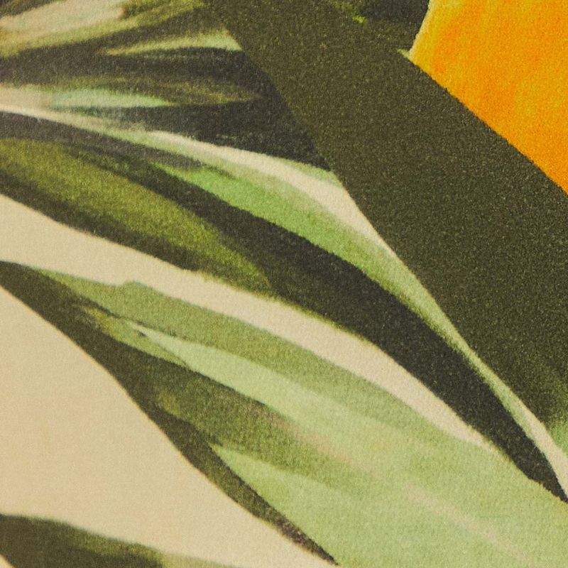 Close-up del estampado tropical de bananos y follajes en el vestido.