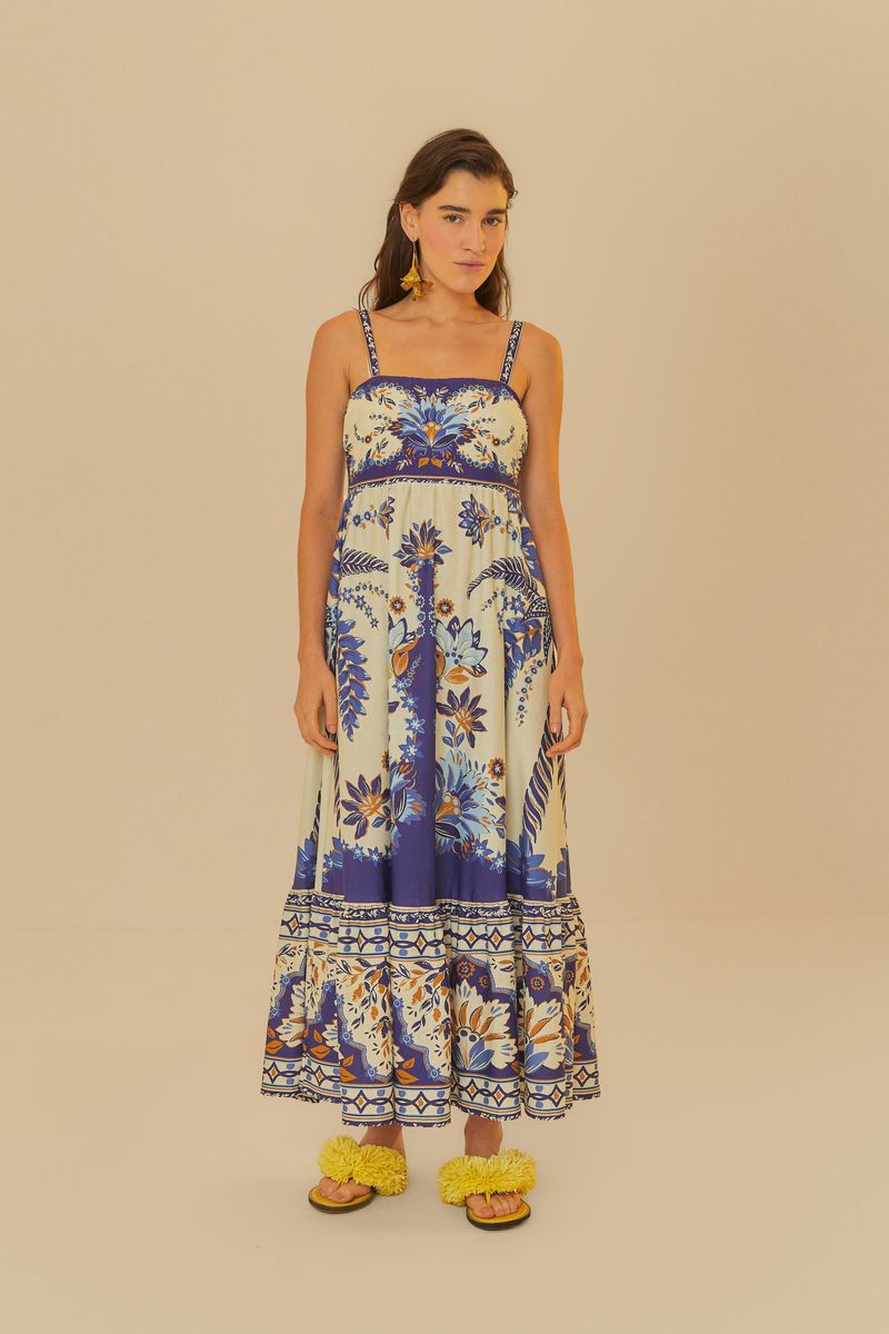 Vista frontal del vestido midi estampado con diseño tropical, destacando su estilo fluido y alegre.