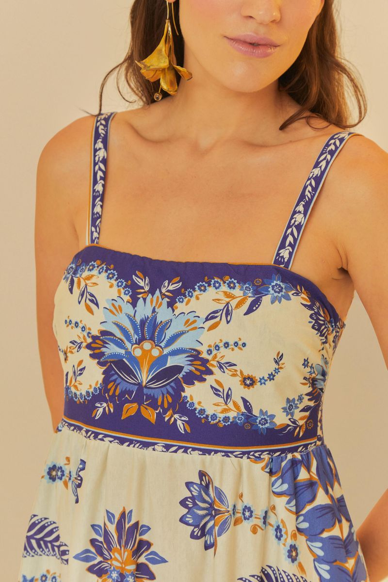 Detalle del busto del vestido midi estampado con diseño tropical, mostrando el patrón vibrante y tirantes finos.