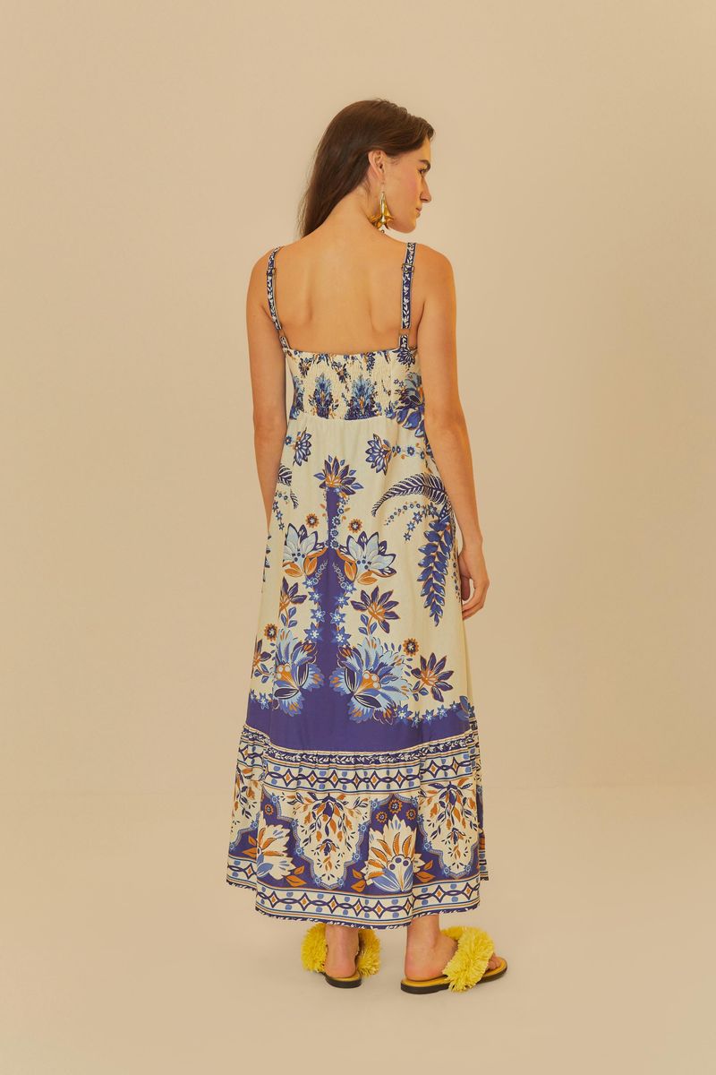 Vista trasera del vestido midi estampado con diseño tropical, destacando su caída fluida y cómoda.