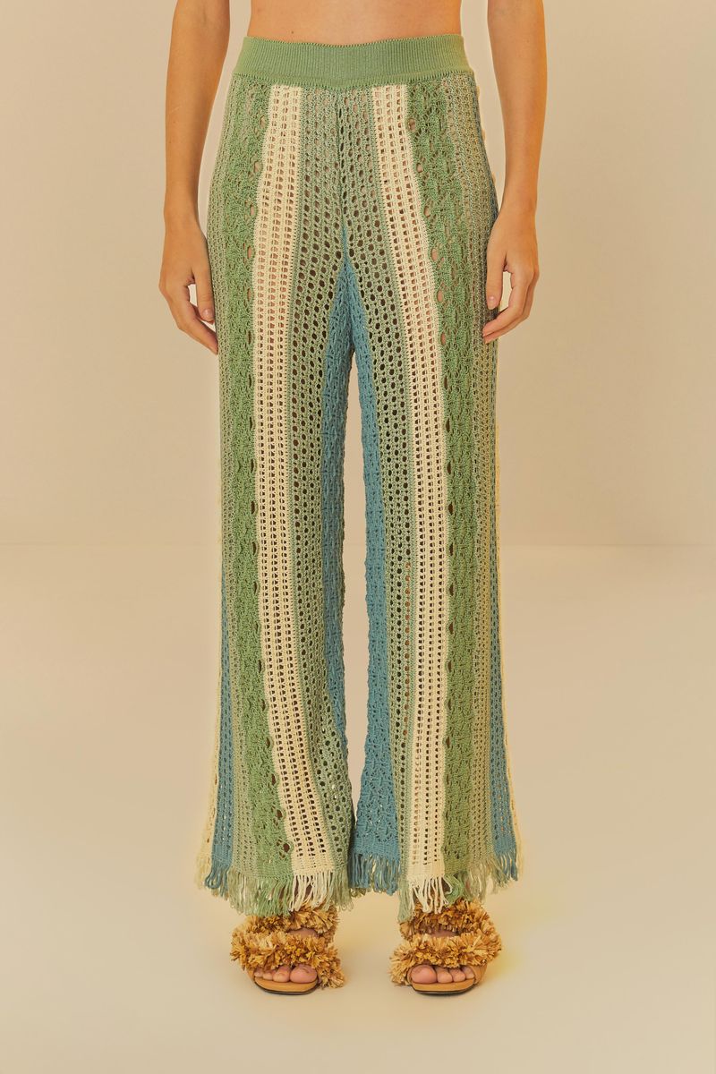 Pantalon-en-tejido-de-punto-con-flecos-y-rayas-verticales-en-tonos-solares-vista-frontal.