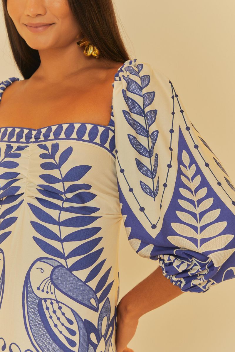 Detalle del escote cuadrado y mangas abullonadas del vestido con estampado botánico.