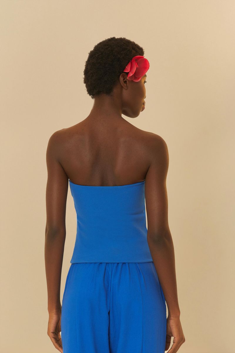 Imagen-lateral-del-top-azul-sin-tirantes-resaltando-su-ajuste-al-cuerpo.