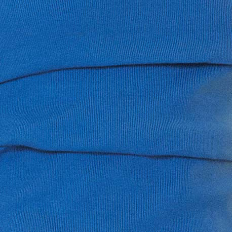 Detalle-del-escote-del-top-azul-sin-tirantes-mostrando-su-estilo-minimalista.