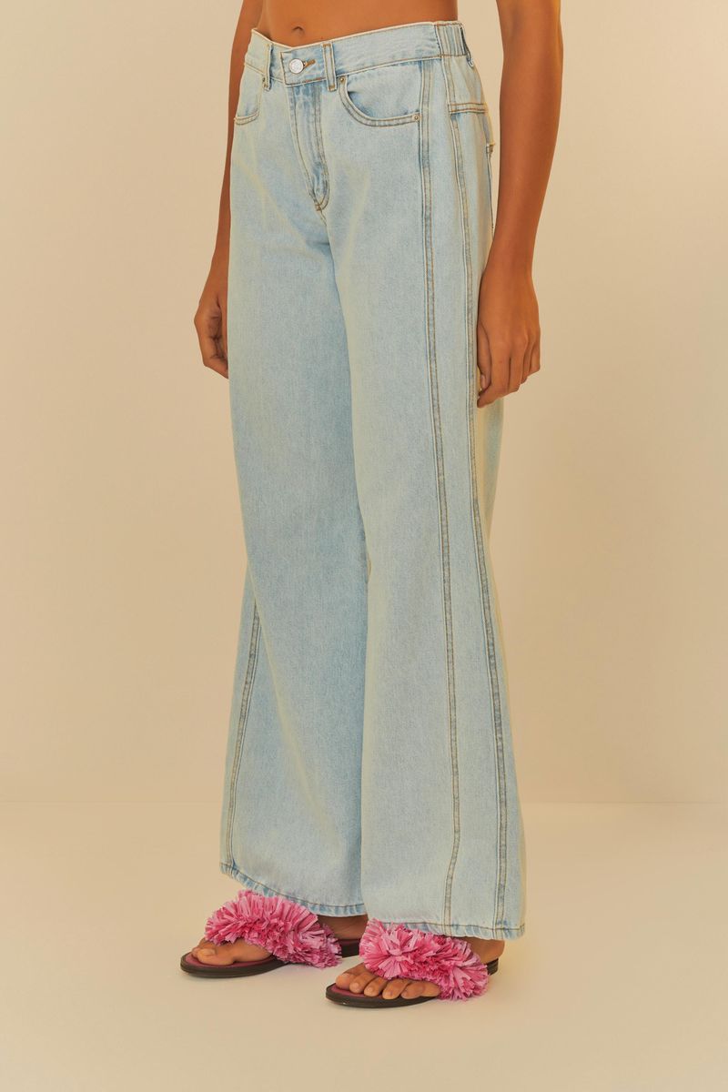 Acercamiento-del-pantalon-en-mezclilla-azul-claro-mostrando-detalles-de-la-cintura-elastica.