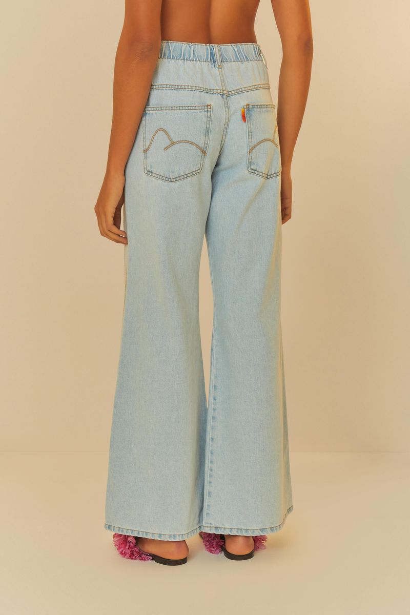 Vista-trasera-del-pantalon-en-mezclilla-azul-claro-con-bolsillos-decorativos.
