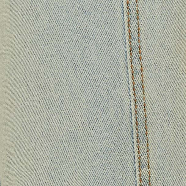 Detalle-de-la-tela-del-pantalon-en-mezclilla-azul-claro.