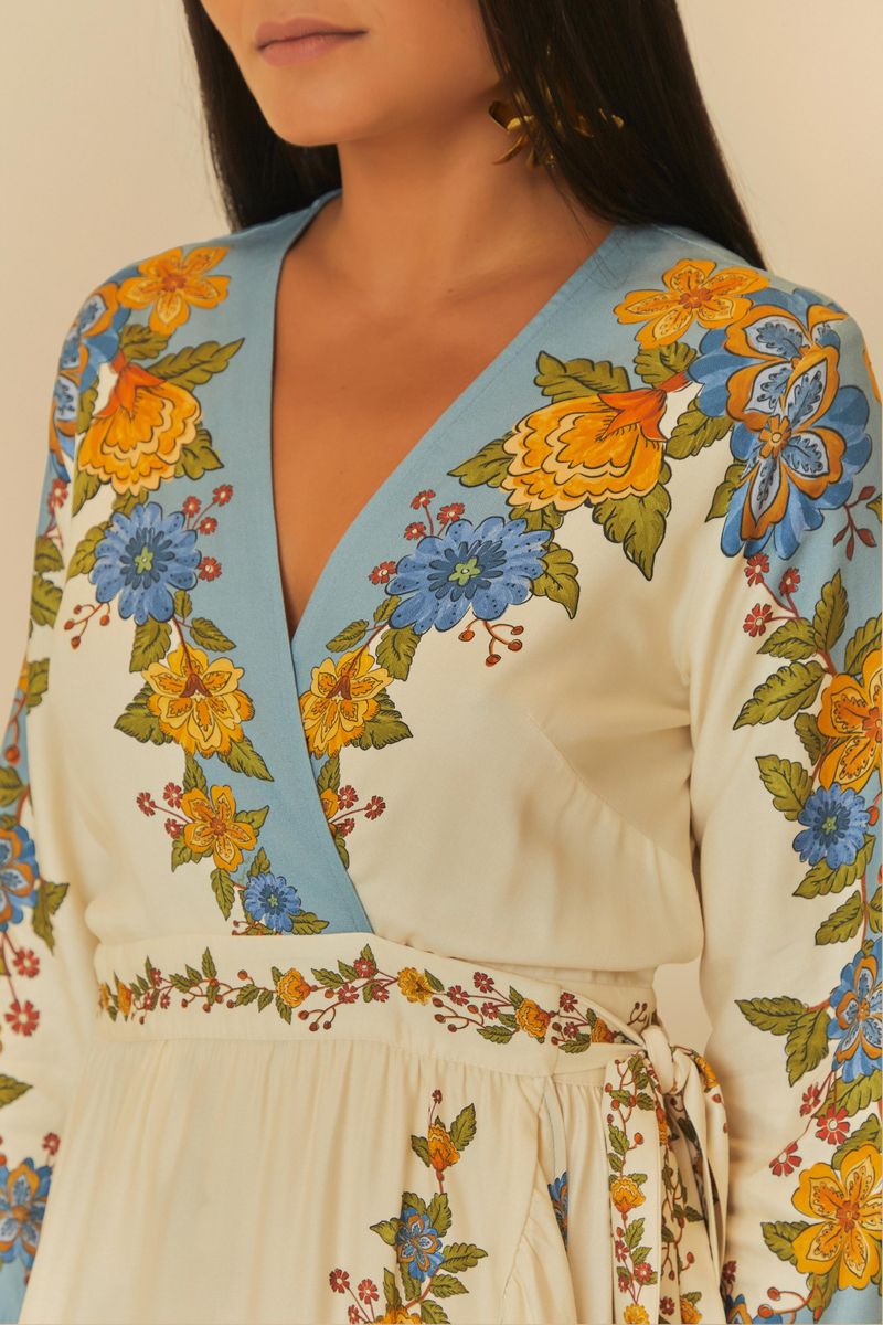 Detalle del escote en V del vestido, mostrando el estampado floral y el acabado.