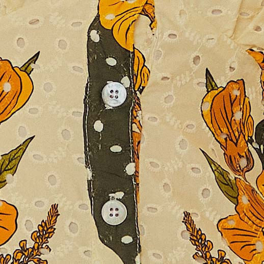 Detalle-de-la-estampado-floral-vibrante-y-los-botones-frontales-del-vestido.