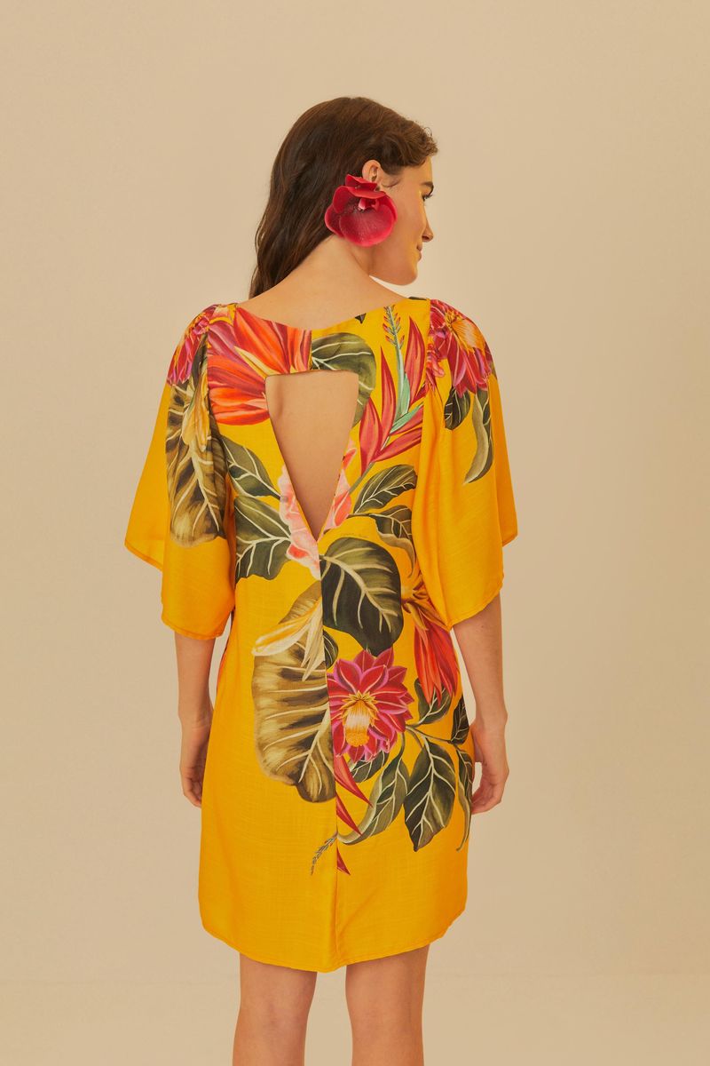 Detalle del diseño floral con elementos botánicos en colores vibrantes.