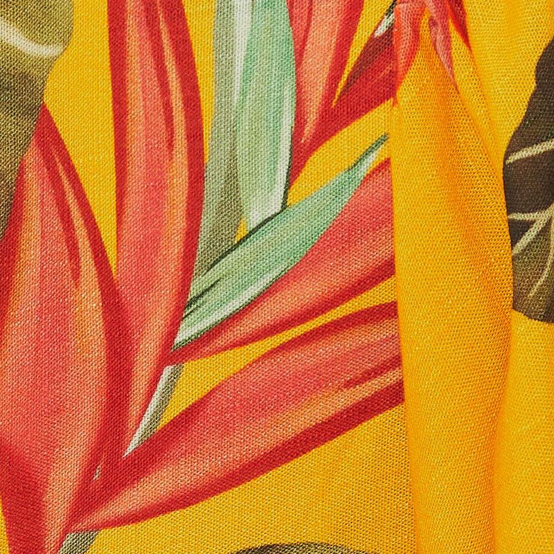 Detalle de la manga ancha del vestido con diseño floral y botánico.