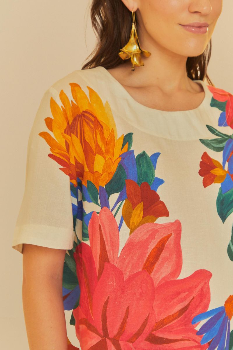Detalle-del-escote-y-el-estampado-floral-de-la-camiseta