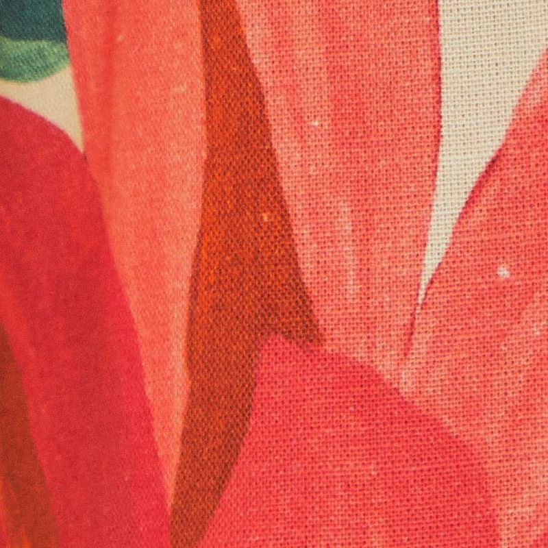 Primer-plano-del-estampado-floral-vibrante-de-la-camiseta