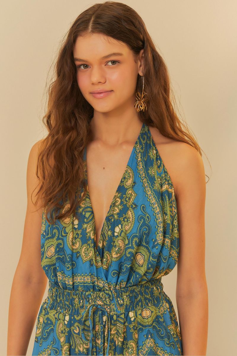 Detalle-del-escote-halter-del-body-con-estampado-geometrico.