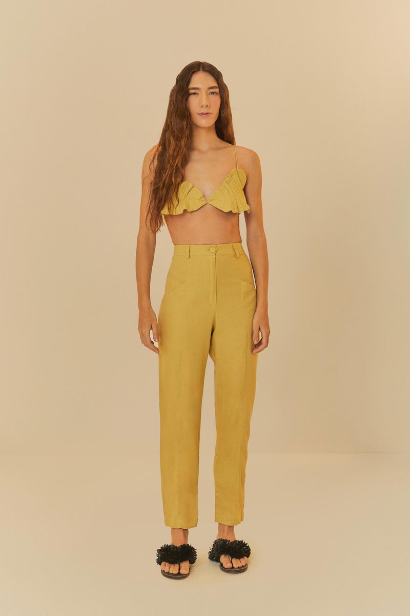 Vista-frontal-del-top-artesanal-combinado-con-pantalon-de-cintura-alta.