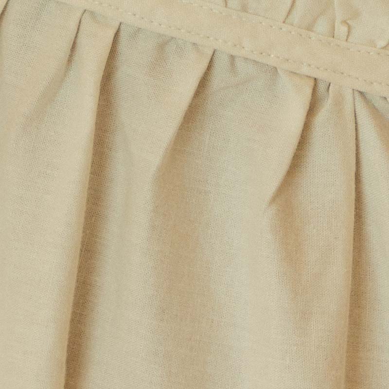 Imagen que muestra un detalle de la tela del vestido con fruncidos y acabado fluido.