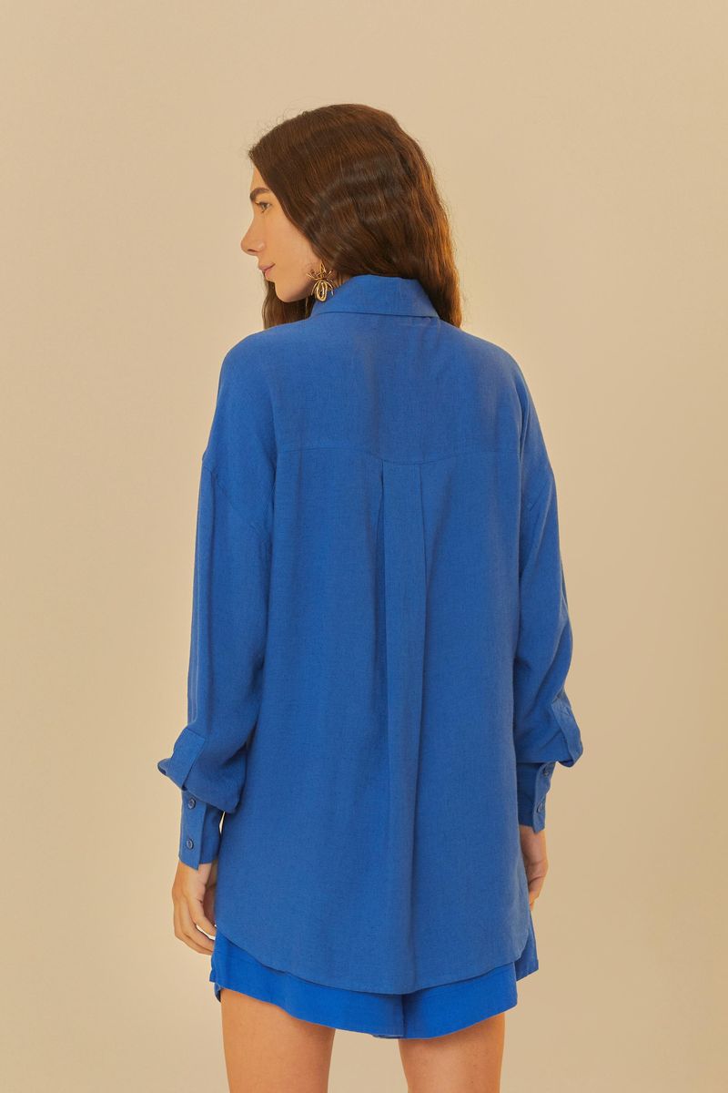 Camisa-larga-azul-con-corte-recto-y-borde-redondeado-vista-trasera.