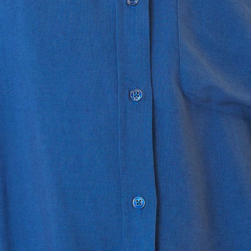 Cierre-frontal-con-botones-de-la-camisa-azul.