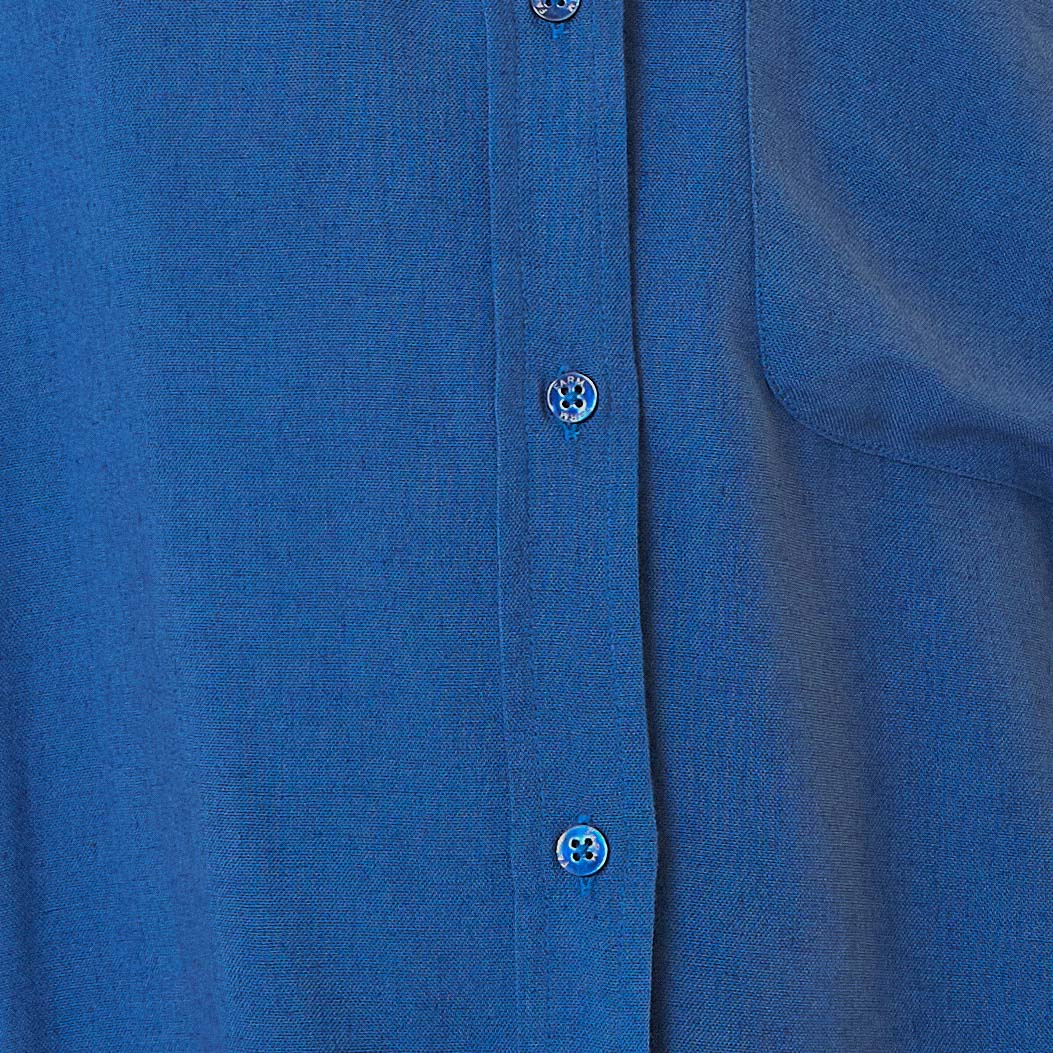 Cierre-frontal-con-botones-de-la-camisa-azul.