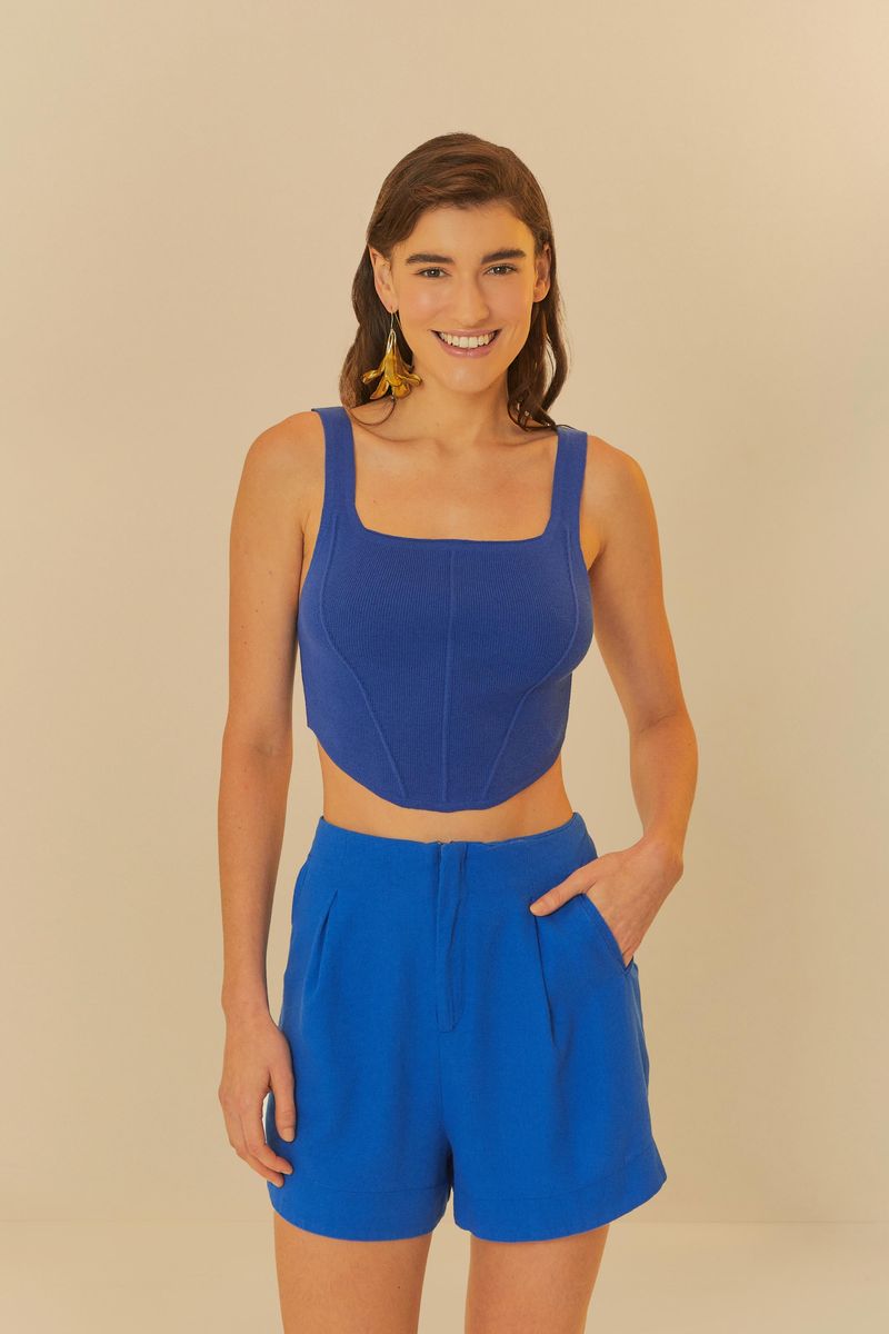 Modelo usando un short azul con cintura alta y bolsillos laterales, combinado con un top azul.