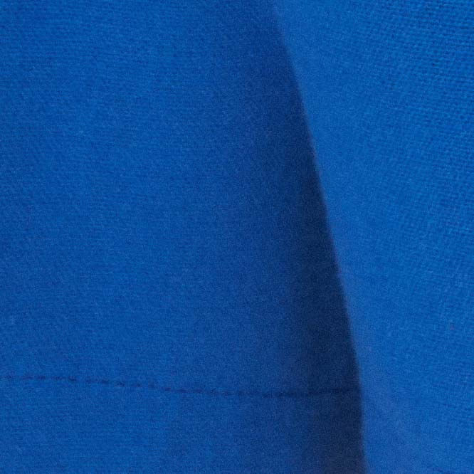 Vista-lateral-del-short-azul-mostrando-el-ajuste-comodo-y-el-diseño-elegante.