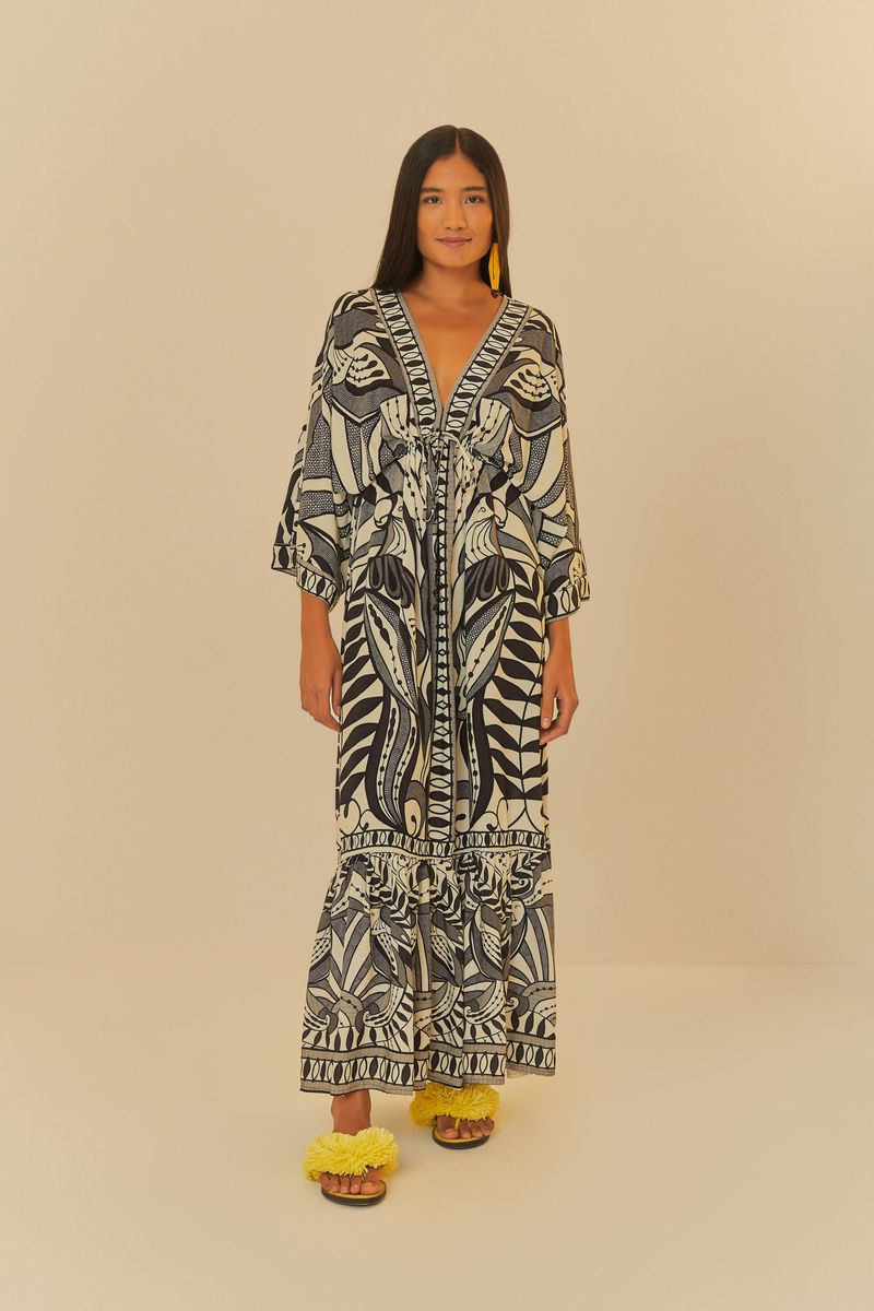 Vista frontal completa del vestido largo con estampado geométrico, destacando el corte suelto y cómodo.