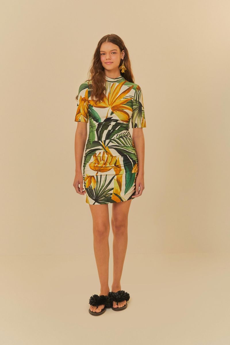 Vista frontal del vestido corto con estampado tropical, mostrando el diseño ajustado y mangas cortas.